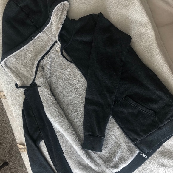 Volcom Tops - Girls/women’s fleece lined Volcom zip-up hoodie